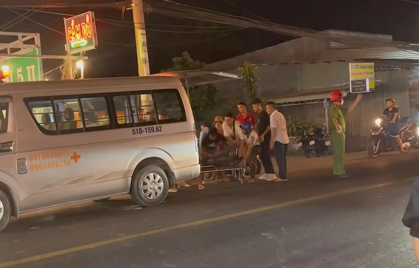 Nạn nhân sau đó được đưa vào bệnh viện cấp cứu nhưng không qua khỏi. Ảnh: HT Nạn nhân sau đó được đưa vào bệnh viện cấp cứu nhưng không qua khỏi. Ảnh: HT