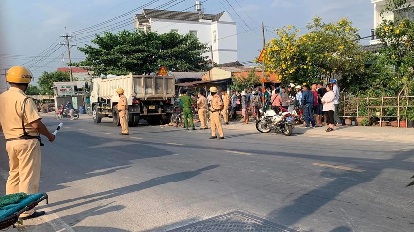 Lực lượng chức năng sau đó phong tỏa hiện trường, lập hồ sơ điều tra nguyên nhân vụ tai nạn. Ảnh: HT Lực lượng chức năng sau đó phong tỏa hiện trường, lập hồ sơ điều tra nguyên nhân vụ tai nạn. Ảnh: HT