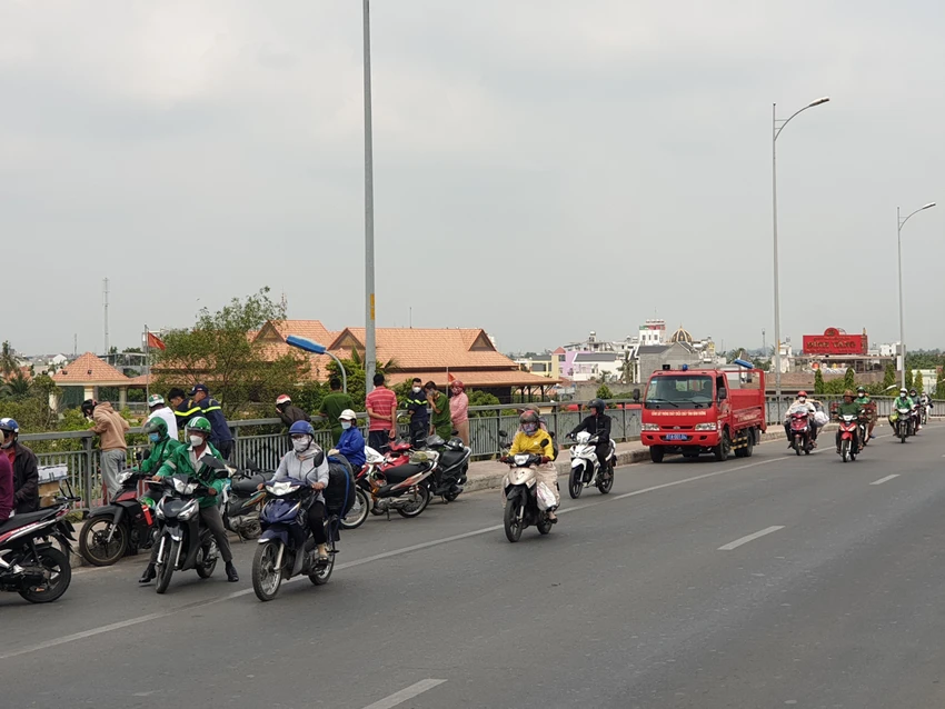 Nhiều người dân hiếu kỳ theo dõi lực lượng chức năng tìm kiếm nạn nhân. Ảnh: NT Nhiều người dân hiếu kỳ theo dõi lực lượng chức năng tìm kiếm nạn nhân. Ảnh: NT