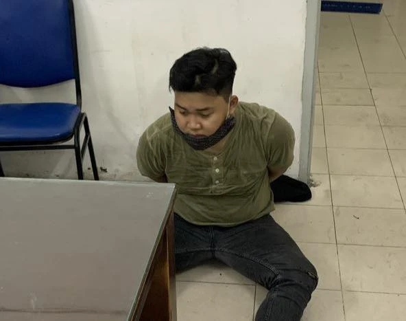 Nam nghi can sau đó được bàn giao cho Công an phường 11, quận 3. Ảnh: HT Nam nghi can sau đó được bàn giao cho Công an phường 11, quận 3. Ảnh: HT