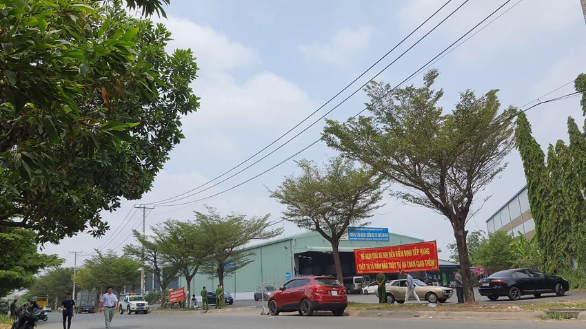 Lực lượng chức năng phong tỏa khu vực, việc đăng kiểm tại trung tâm này được tạm dừng. Ảnh: HT