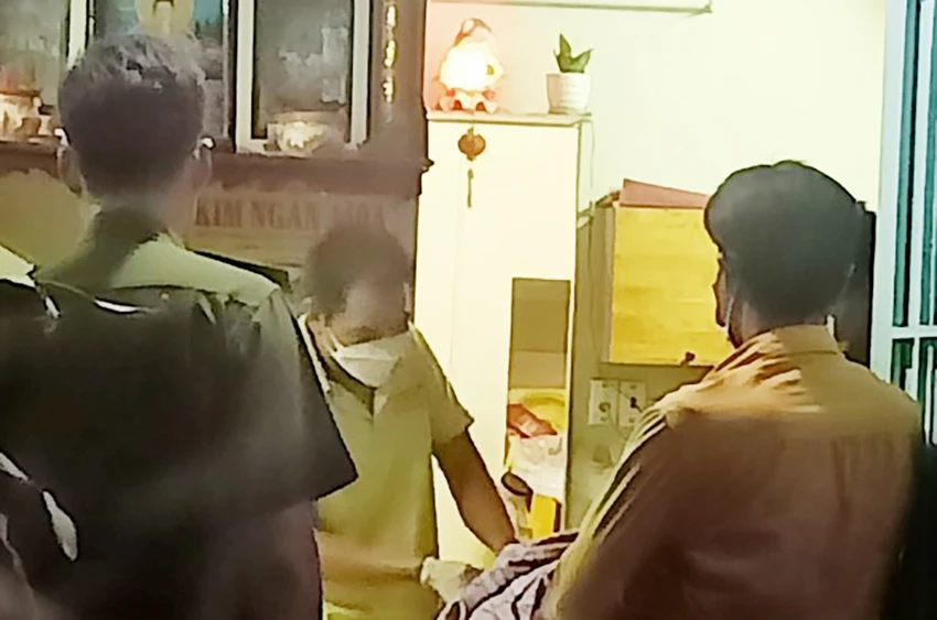 Công an sau đó khám nghiệm hiện trường, lấy lời khai làm rõ vụ việc. Ảnh: HT Công an sau đó khám nghiệm hiện trường, lấy lời khai làm rõ vụ việc. Ảnh: HT