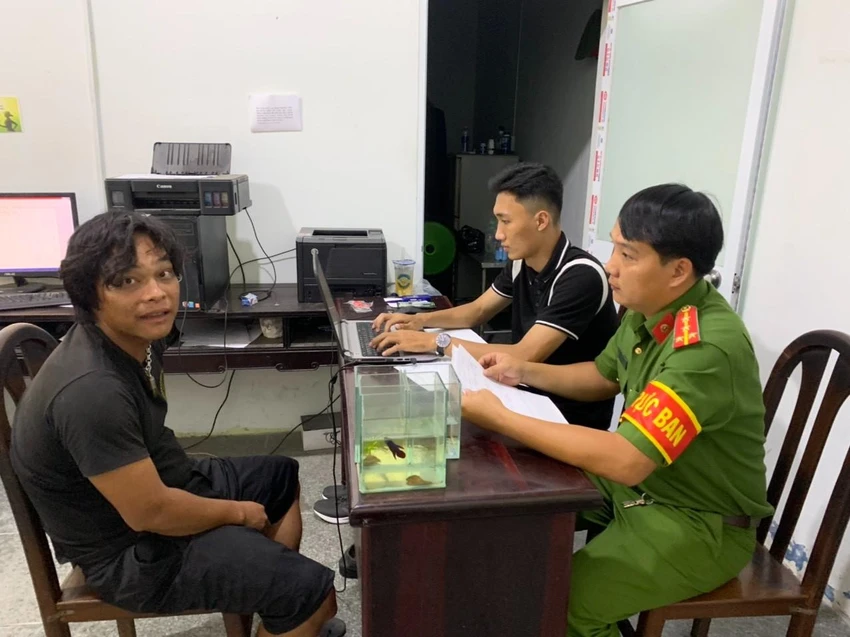 Anh sau đó được bàn giao cho Công an quận 12 điều tra, xử lý theo thẩm quyền. Ảnh: CA Anh sau đó được bàn giao cho Công an quận 12 điều tra, xử lý theo thẩm quyền. Ảnh: CA