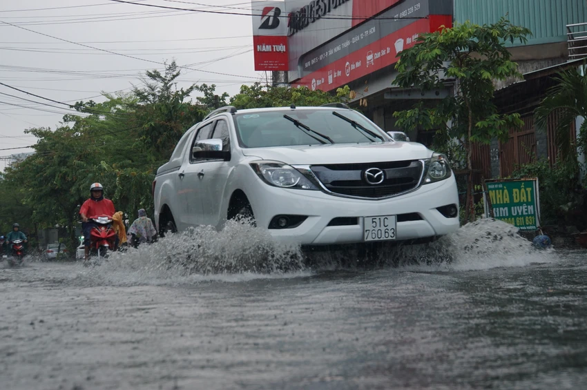 Chiều ngày 3-4, sau nhiều tháng ròng rã nắng nóng, cơn mưa đầu mùa đổ xuống nhiều địa bàn quận huyện tại TP.HCM khiến một số tuyến đường bị ngập. Chiều ngày 3-4, sau nhiều tháng ròng rã nắng nóng, cơn mưa đầu mùa đổ xuống nhiều địa bàn quận huyện tại TP.HCM khiến một số tuyến đường bị ngập.