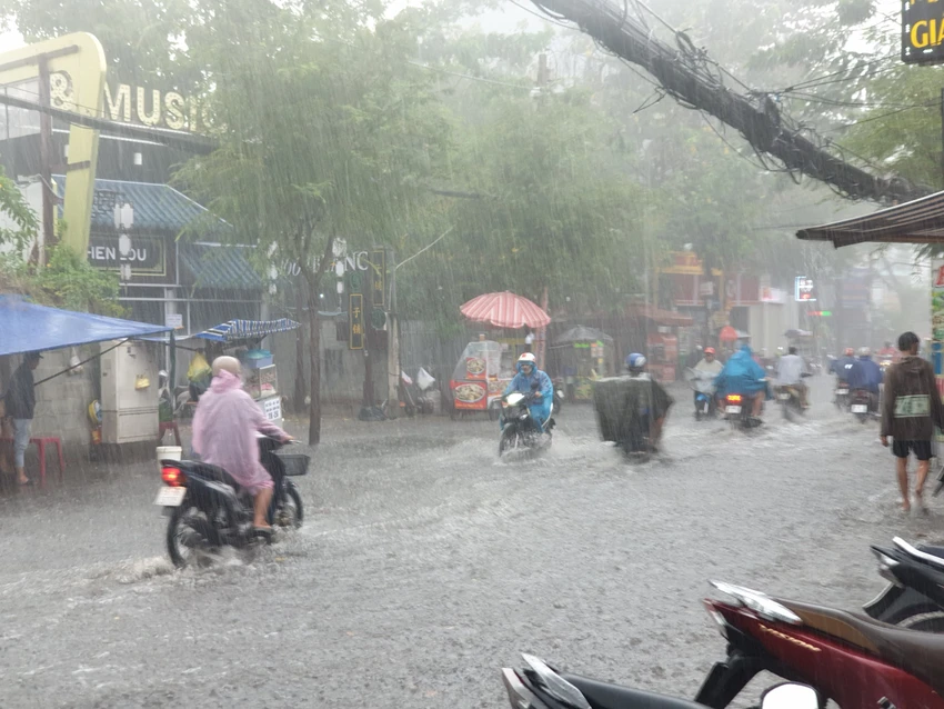 Theo phòng Dự báo khí tượng thủy văn Khu vực Nam Bộ cho biết, đầu giờ chiều nay xuất hiện mưa tại một số tỉnh thuộc Nam Bộ và một số quận, huyện của TP.HCM. Một số nơi có lượng mưa từ 3-7 mm, nguyên nhân gây mưa chủ yếu do nhiễu động từ rãnh thấp xích đạo. Theo dự báo, năm nay mùa mưa nhiều khả năng sẽ đến sớm hơn so với trung bình nhiều năm (diễn ra phổ biến từ 24/4 đến 5/5). Do đó từ nay tới cuối tháng 4, dự báo sẽ xuất hiện mưa nhiều. Theo phòng Dự báo khí tượng thủy văn Khu vực Nam Bộ cho biết, đầu giờ chiều nay xuất hiện mưa tại một số tỉnh thuộc Nam Bộ và một số quận, huyện của TP.HCM. Một số nơi có lượng mưa từ 3-7 mm, nguyên nhân gây mưa chủ yếu do nhiễu động từ rãnh thấp xích đạo. Theo dự báo, năm nay mùa mưa nhiều khả năng sẽ đến sớm hơn so với trung bình nhiều năm (diễn ra phổ biến từ 24/4 đến 5/5). Do đó từ nay tới cuối tháng 4, dự báo sẽ xuất hiện mưa nhiều.