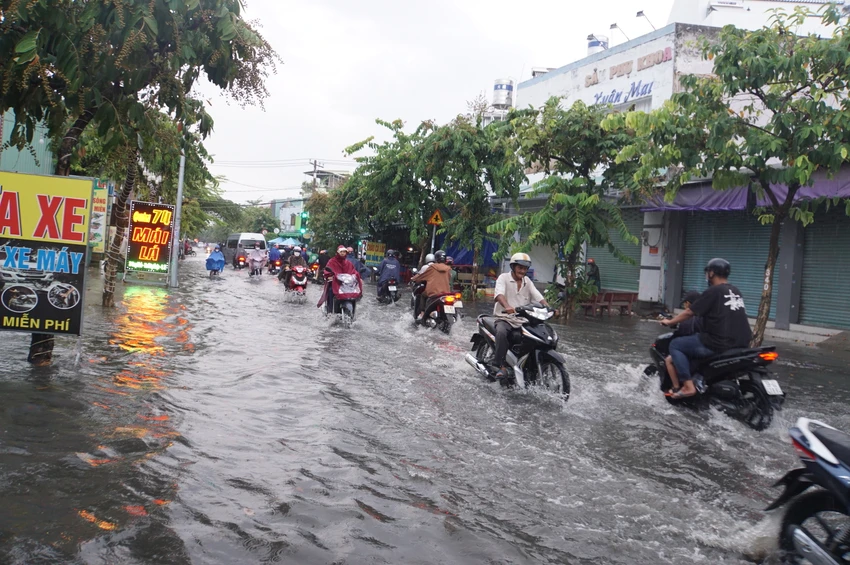 Trên đường Song Hành, quận 12 nước ngập cục bộ kéo dài hàng chục mét khiến việc di chuyển của người dân vào giờ cao điểm gặp khó khăn. Trên đường Song Hành, quận 12 nước ngập cục bộ kéo dài hàng chục mét khiến việc di chuyển của người dân vào giờ cao điểm gặp khó khăn.