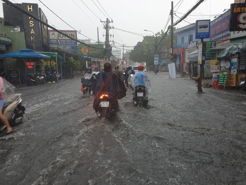 Do mưa với vũ lượng lớn, một số tuyến đường như Nguyễn Văn Khối, Lê Đức Thọ, Nguyễn Văn Thọ (quận Gò Vấp); đường Song Hành, DN5, Nguyễn Văn Quá (quận 12)... cũng rơi vào tình trạng ngập do nước không thoát kịp. Do mưa với vũ lượng lớn, một số tuyến đường như Nguyễn Văn Khối, Lê Đức Thọ, Nguyễn Văn Thọ (quận Gò Vấp); đường Song Hành, DN5, Nguyễn Văn Quá (quận 12)... cũng rơi vào tình trạng ngập do nước không thoát kịp.
