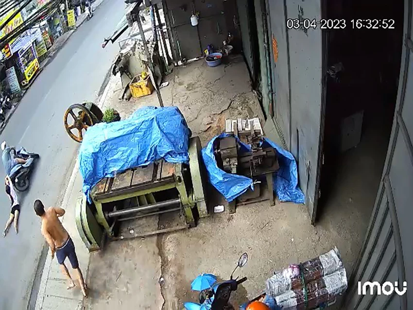 Bé gái bị kéo lê khoảng 15 mét trên đường. Ảnh cắt từ clip Bé gái bị kéo lê khoảng 15 mét trên đường. Ảnh cắt từ clip