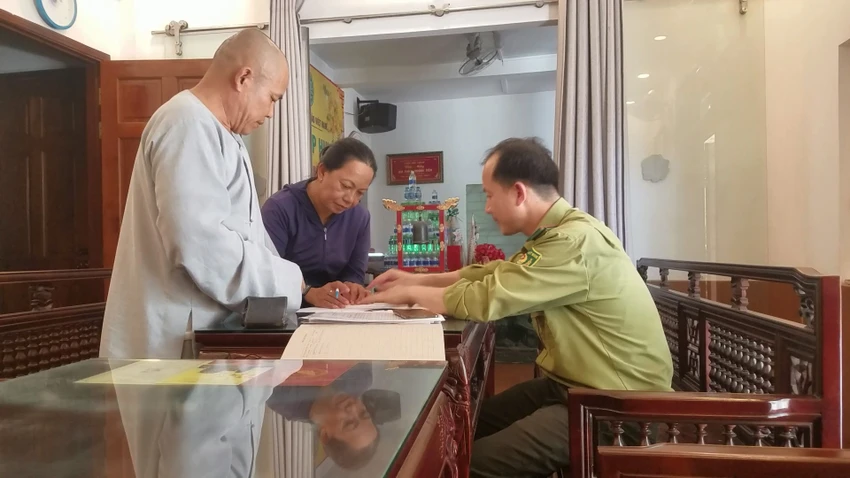Nhà chùa làm thủ tục bàn giao con khỉ cho lực lượng kiểm lâm. Ảnh: HT Nhà chùa làm thủ tục bàn giao con khỉ cho lực lượng kiểm lâm. Ảnh: HT