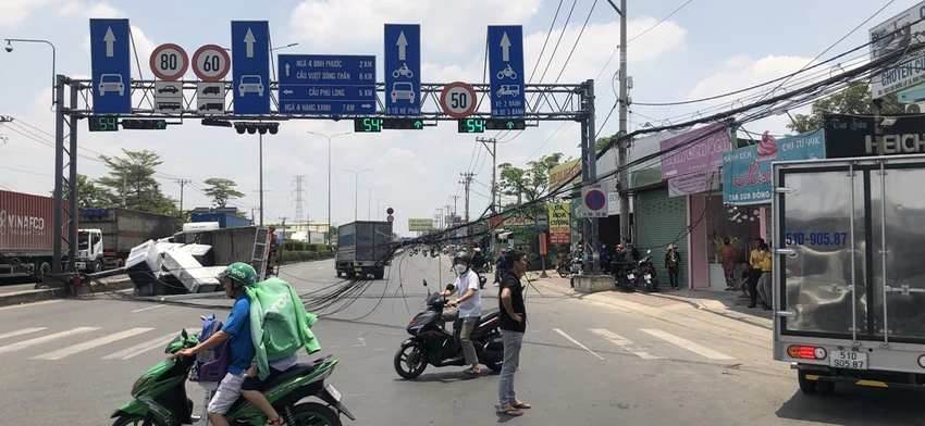 Xe tải cẩu kéo trụ điện, lật ngang trên Quốc lộ 1 đoạn qua địa bàn phường An Phú Đông, quận 12. Ảnh: HT Xe tải cẩu kéo trụ điện, lật ngang trên Quốc lộ 1 đoạn qua địa bàn phường An Phú Đông, quận 12