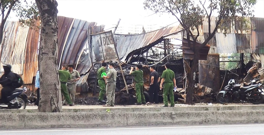 Công an phong tỏa hiện trường, khám nghiệm điều tra nguyên nhân vụ cháy. Ảnh: HT Công an phong tỏa hiện trường, khám nghiệm điều tra nguyên nhân vụ cháy. Ảnh: HT