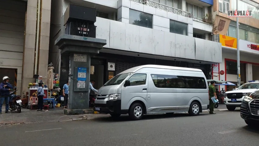 Ghi nhận công an có mặt phong tỏa khu vực để kiểm tra tòa nhà vào sáng cùng ngày. Ảnh: NT Ghi nhận công an có mặt phong tỏa khu vực để kiểm tra tòa nhà vào sáng cùng ngày. Ảnh: NT