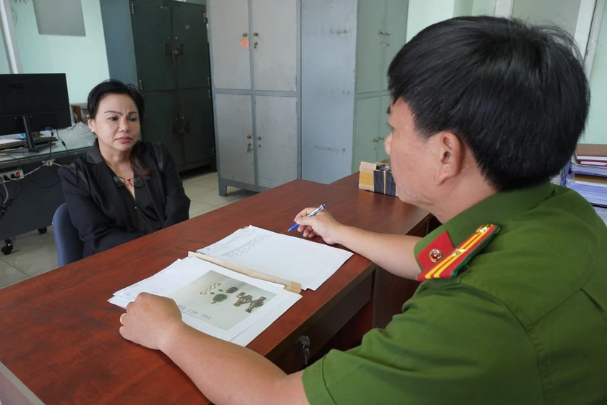 Sau khi đấu tranh, người phụ nữ đã thừa nhận hành vi phạm tội. Ảnh: CA Sau khi đấu tranh, người phụ nữ đã thừa nhận hành vi phạm tội. Ảnh: CA