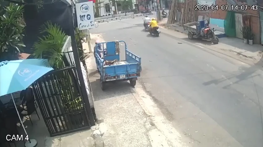 Nam thanh niên đấu nối dây điện để khởi động chiếc xe ba gác. Ảnh cắt từ clip