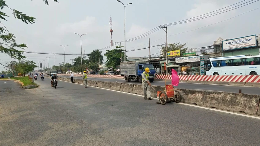 Sau khi nhận thông tin, các công nhân đã dùng xe tự chế gắn nam châm hút đinh trên đường. Ảnh: HT Sau khi nhận thông tin, các công nhân đã dùng xe tự chế gắn nam châm hút đinh trên đường