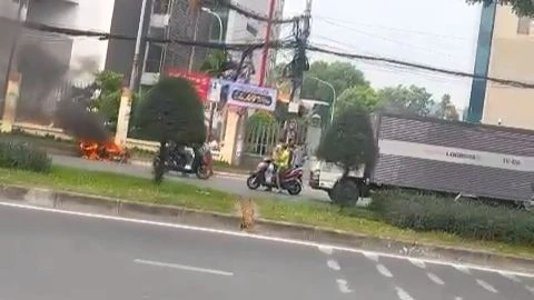 Chiếc xe máy đang chạy bất ngờ bốc cháy trên đường Tô Ký. Ảnh: HT Chiếc xe máy đang chạy bất ngờ bốc cháy trên đường Tô Ký. Ảnh: HT