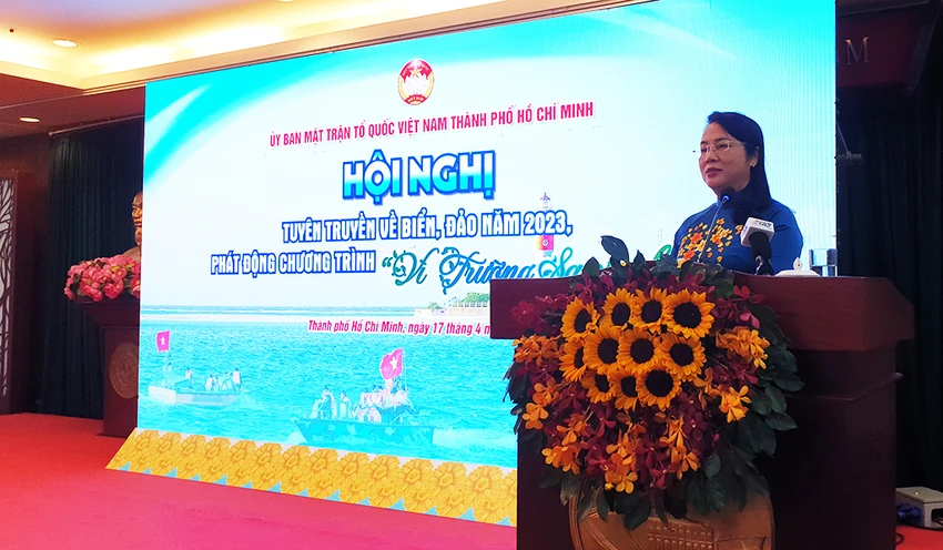 Bà Trần Kim Yến Chủ tịch Ủy ban MTTQ Việt Nam TP.HCM phát biểu và phát động chương trình "Vì Trường Sa xanh". Ảnh: NT Bà Trần Kim Yến Chủ tịch Ủy ban MTTQ Việt Nam TP.HCM phát biểu và phát động chương trình "Vì Trường Sa xanh"