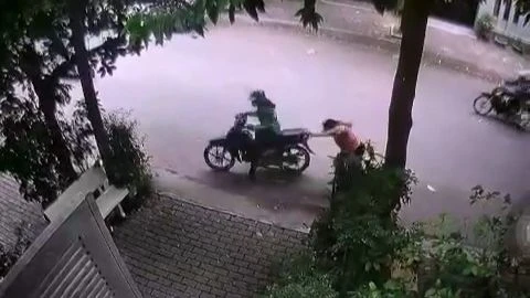 Hình ảnh Phương cướp giật dây chuyền của cụ bà được camera an ninh ghi lại. Ảnh cắt từ clip Hình ảnh Phương cướp giật dây chuyền của cụ bà được camera an ninh ghi lại