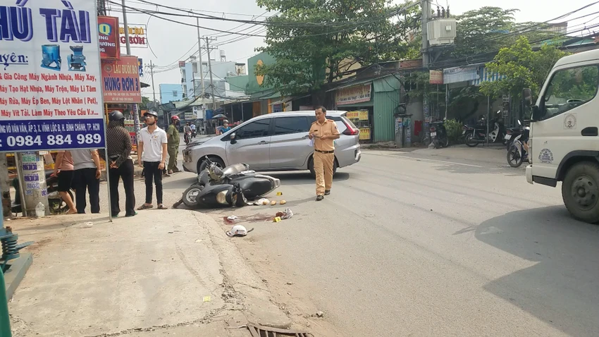 Công an huyện Bình Chánh sau đó xử lý hiện trường, điều tra nguyên nhân vụ việc. Ảnh: HT Công an huyện Bình Chánh sau đó xử lý hiện trường, điều tra nguyên nhân vụ việc. Ảnh: HT