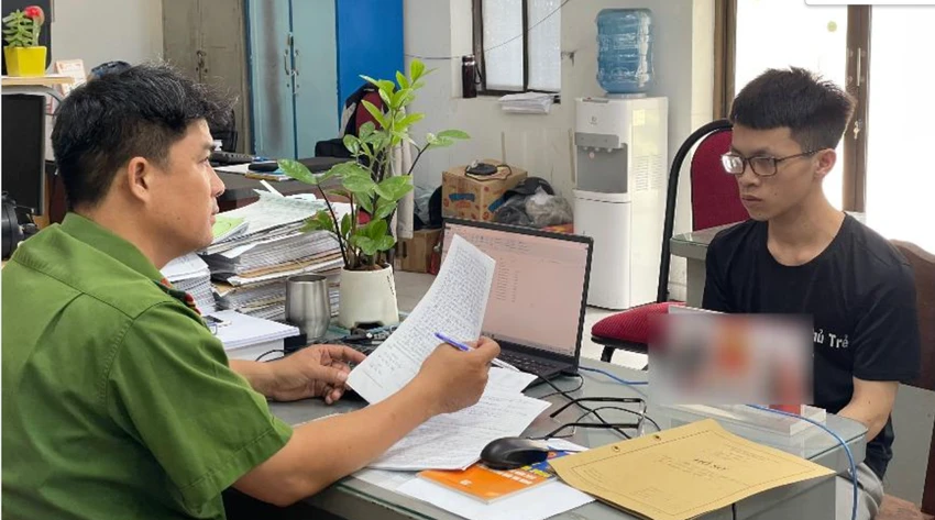Tại cơ quan điều tra, nam thanh niên đã thừa nhận hành vi. Ảnh: CA Tại cơ quan điều tra, nam thanh niên đã thừa nhận hành vi. Ảnh: CA