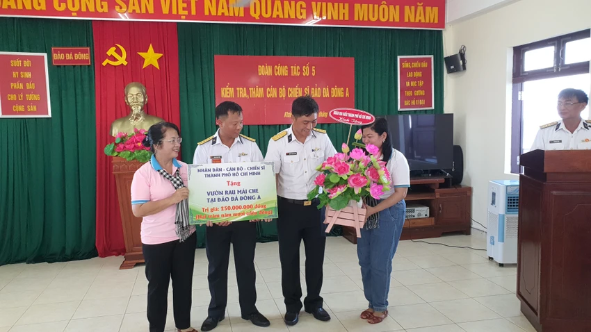 Tại đảo Đá Đông A, đoàn đã thăm gửi tặng quà cho lực lượng trên đảo. Ảnh: NT Tại đảo Đá Đông A, đoàn đã thăm gửi tặng quà cho lực lượng trên đảo