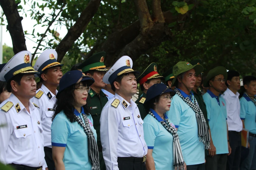 Tại đảo Trường Sa, Đoàn đã viếng Đài tưởng niệm các anh hùng liệt sĩ và dâng hương tại Nhà tưởng niệm Chủ tịch Hồ Chí Minh. Ảnh: NT Tại đảo Trường Sa, Đoàn đã viếng Đài tưởng niệm các anh hùng liệt sĩ và dâng hương tại Nhà tưởng niệm Chủ tịch Hồ Chí Minh