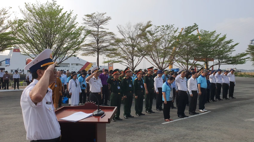 Đoàn công tác đã tổ chức Lễ tưởng niệm các anh hùng liệt sĩ Đoàn tàu không số tại Lữ đoàn 125 trước khi xuất phát. Ảnh: NT Đoàn công tác đã tổ chức Lễ tưởng niệm các anh hùng liệt sĩ Đoàn tàu không số tại Lữ đoàn 125 trước khi xuất phát