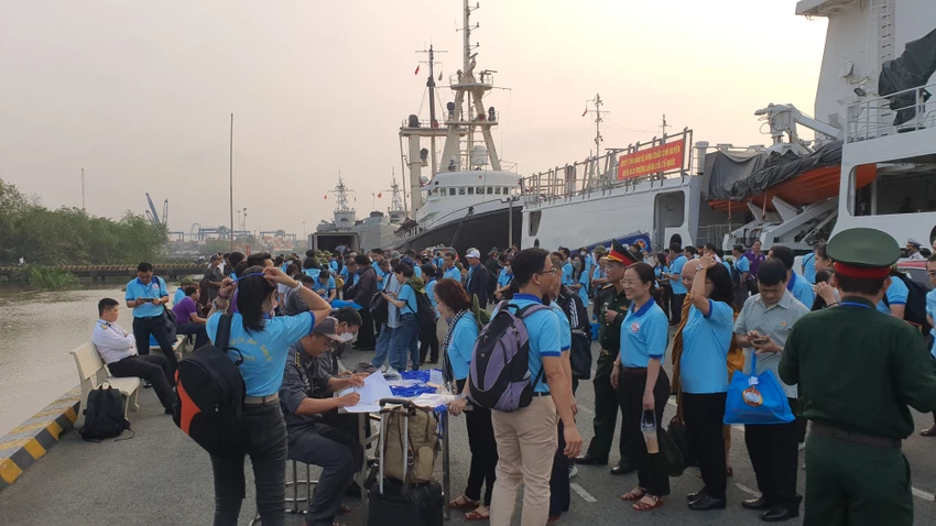 Đoàn đại biểu TP.HCM bao gồm 164 người lên tàu KN-290 tham gia chuyến hải trình thăm các đảo Trường Sa và nhà dàn DK1. Ảnh: NT Đoàn đại biểu TP.HCM bao gồm 164 người lên tàu KN-290 tham gia chuyến hải trình thăm các đảo Trường Sa và nhà dàn DK1