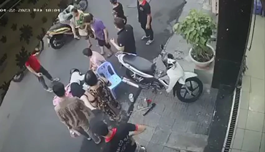 Người dân phát hiện chạy ra kiểm tra, sơ cứu cho cô gái. Ảnh cắt từ clip