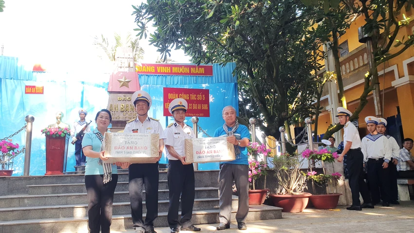 Bà Trần Kim Yến, Chủ tịch Ủy ban MTTQ Việt Nam TP.HCM, làm Trưởng đoàn đại biểu TP.HCM tặng quà cho các cán bộ chiến sĩ trên đảo An Bang. Ảnh: NT Bà Trần Kim Yến, Chủ tịch Ủy ban MTTQ Việt Nam TP.HCM, làm Trưởng đoàn đại biểu TP.HCM tặng quà cho các cán bộ chiến sĩ trên đảo An Bang