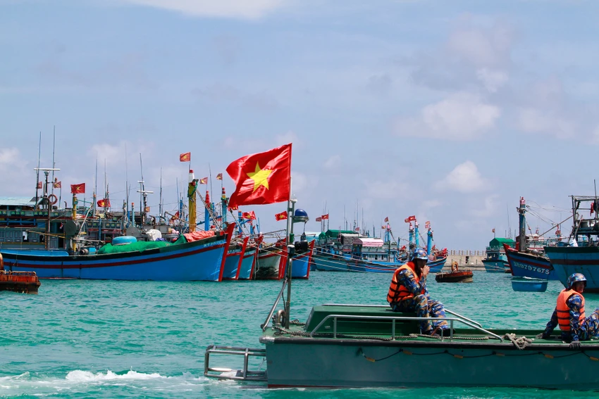 Lực lượng hải quân trên các đảo ở huyện đảo Trường Sa luôn sẵn sàng giúp đỡ, hỗ trợ ngư dân để đánh bắt hải sản đúng pháp luật, nhằm sớm nhất gỡ thẻ vàng IUU. Ảnh: NT Lực lượng hải quân trên các đảo ở huyện đảo Trường Sa luôn sẵn sàng giúp đỡ, hỗ trợ ngư dân để đánh bắt hải sản đúng pháp luật, nhằm sớm nhất gỡ thẻ vàng IUU. Ảnh: NT