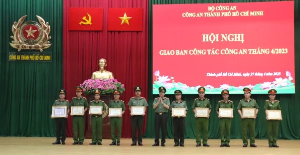 Công an TP.HCM cũng tổ chức khen thưởng cho các đơn vị, cá nhân có thành tích xuất sắc. Ảnh: CA Công an TP.HCM cũng tổ chức khen thưởng cho các đơn vị, cá nhân có thành tích xuất sắc
