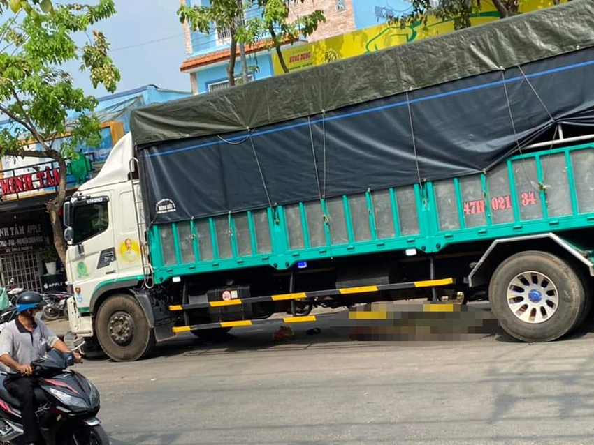 Tai nạn khiến một phụ nữ tử vong dưới gầm xe tải, riêng cô gái thoát chết. Ảnh: HT Tai nạn khiến một phụ nữ tử vong dưới gầm xe tải, riêng cô gái thoát chết. Ảnh: HT