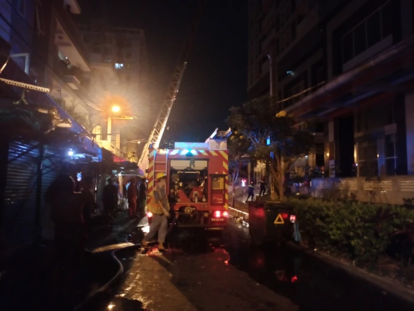 Cảnh sát PCCC và CNCH sau đó huy động phương tiện và lực lượng tới dập lửa. Ảnh: CA Cảnh sát PCCC và CNCH sau đó huy động phương tiện và lực lượng tới dập lửa. Ảnh: CA
