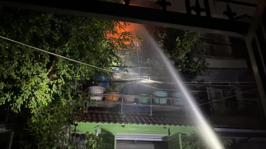 Đám cháy được khống chế sau đó. Ảnh: HT Đám cháy được khống chế sau đó. Ảnh: HT