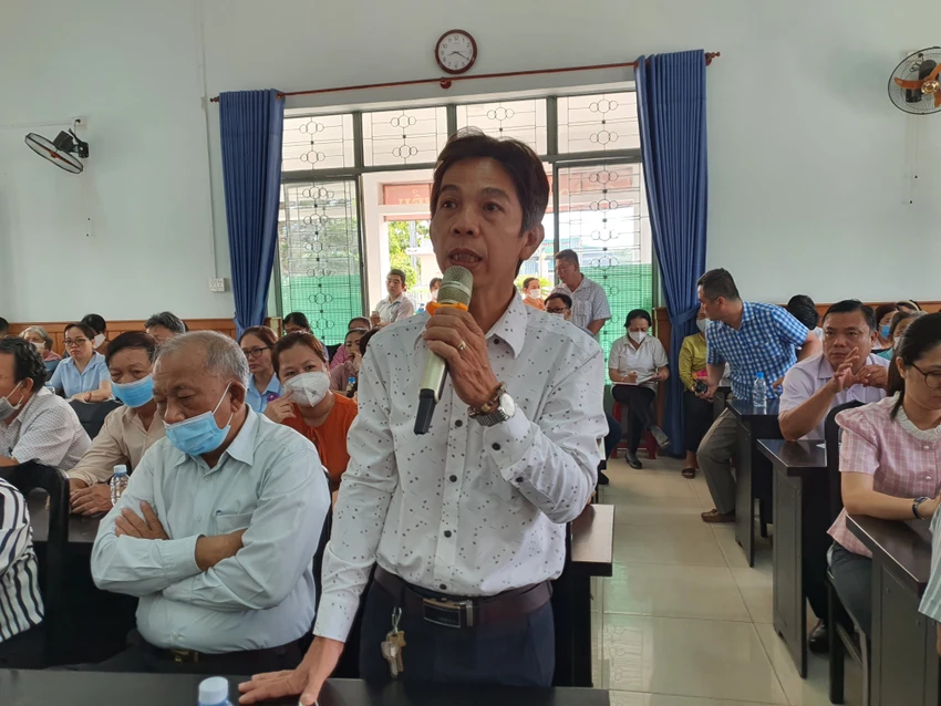 Cử tri ở huyện Hóc Môn nêu ý kiến tại buổi tiếp xúc. Ảnh: NT Cử tri ở huyện Hóc Môn nêu ý kiến tại buổi tiếp xúc. Ảnh: NT