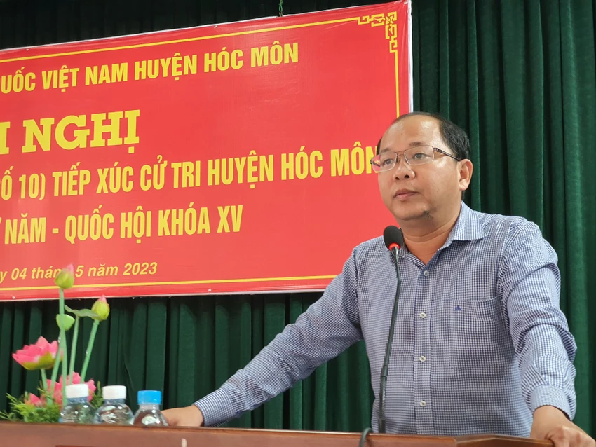 Ông Dương Ngọc Thắng, Chủ tịch UBND huyện Hóc Môn trả lời các thắc mắc của cử tri. Ảnh: NT Ông Dương Ngọc Thắng, Chủ tịch UBND huyện Hóc Môn trả lời các thắc mắc của cử tri. Ảnh: NT