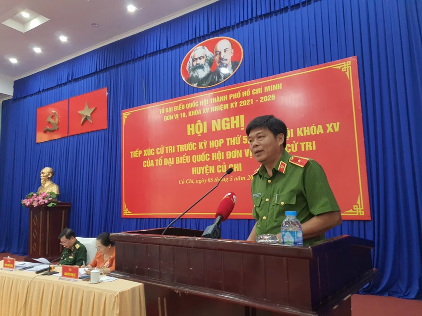 Thiếu tướng Nguyễn Thanh Hưởng, Phó Giám đốc Công an TP.HCM giải thích một số nội dung mà cử tri nêu. Ảnh: NT Thiếu tướng Nguyễn Thanh Hưởng, Phó Giám đốc Công an TP.HCM giải thích một số nội dung mà cử tri nêu. Ảnh: NT