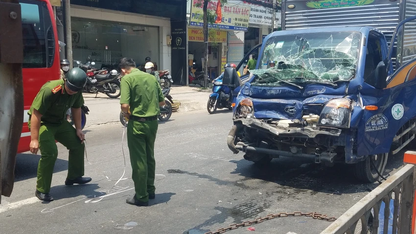 Cảnh sát sau đó có mặt xử lý hiện trường, giải cứu tài xế. Ảnh: HT Cảnh sát sau đó có mặt xử lý hiện trường, giải cứu tài xế. Ảnh: HT