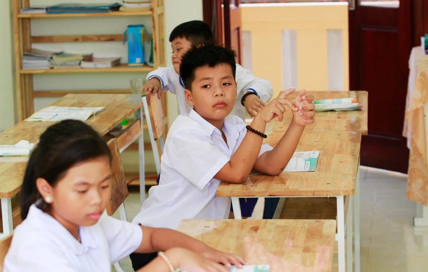 Đang trong tiết học, thấy đoàn khách đến thăm đảo nhiều em học sinh cũng muốn ra chơi. Ảnh: NT