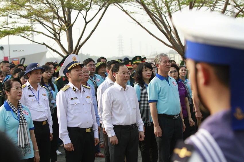 Trước khi lên đường, đoàn đã làm lễ dâng hương tưởng niệm các anh hùng liệt sĩ Đoàn tàu không số tại Đài tưởng niệm các anh hùng liệt sĩ Đoàn tàu không số, Lữ đoàn 125. Ảnh: NT Trước khi lên đường, đoàn đã làm lễ dâng hương tưởng niệm các anh hùng liệt sĩ Đoàn tàu không số tại Đài tưởng niệm các anh hùng liệt sĩ Đoàn tàu không số, Lữ đoàn 125. Ảnh: NT