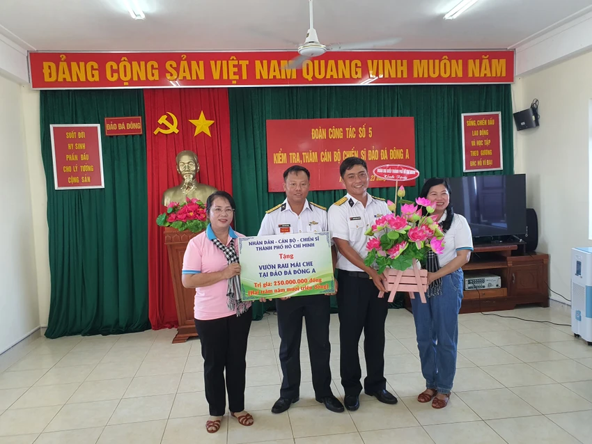 Đoàn công tác đã tặng vườn rau có mái che cho các cán bộ, chiến sĩ trên đảo Đá Đông A. Ảnh: NT Đoàn công tác đã tặng vườn rau có mái che cho các cán bộ, chiến sĩ trên đảo Đá Đông A. Ảnh: NT
