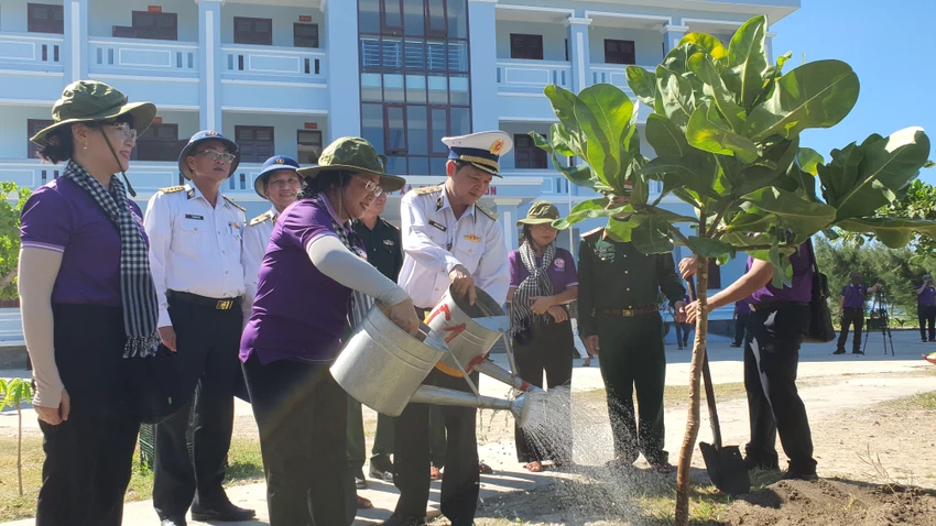 Lãnh đạo đoàn công tác đã trồng cây bàng vuông trên đảo Sinh Tồn, huyện đảo Trường Sa, tỉnh Khánh Hòa. Ảnh: NT Lãnh đạo đoàn công tác đã trồng cây bàng vuông trên đảo Sinh Tồn, huyện đảo Trường Sa, tỉnh Khánh Hòa. Ảnh: NT