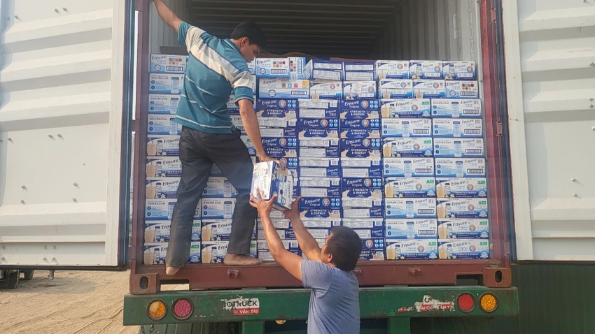 Công an phát hiện số lượng lớn sữa nhập lậu khi kiểm tra xe đầu kéo container. Ảnh: HT Công an phát hiện số lượng lớn sữa nhập lậu khi kiểm tra xe đầu kéo container. Ảnh: HT
