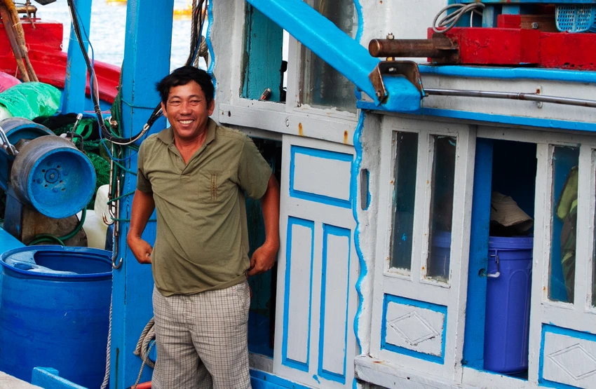 Ngư dân Nguyễn Văn Tuấn, thuyền trưởng tàu cá Ninh Thuận, gửi lời cảm ơn chân thành đến các lực lượng trên đảo đã hỗ trợ những ngư dân như mình vươn khơi bám biển, ổn định sinh kế. Ảnh: NT Ngư dân Nguyễn Văn Tuấn, thuyền trưởng tàu cá Ninh Thuận, gửi lời cảm ơn chân thành đến các lực lượng trên đảo đã hỗ trợ những ngư dân như mình vươn khơi bám biển, ổn định sinh kế. Ảnh: NT