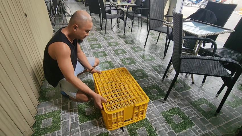 Anh Nam đã tự nguyện bàn giao con chim cho lực lượng kiểm lâm. Ảnh: HT Anh Nam đã tự nguyện bàn giao con chim cho lực lượng kiểm lâm. Ảnh: HT