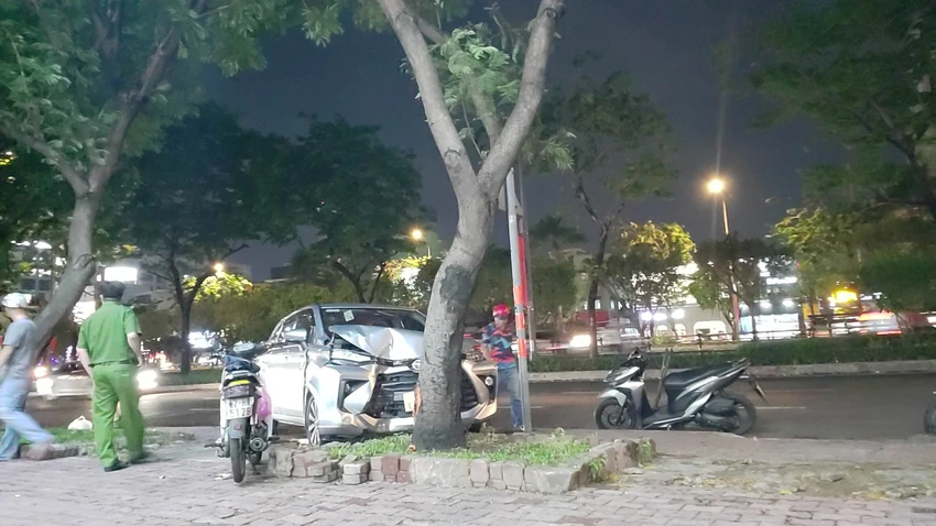 Phần đầu xe hư hỏng sau va chạm. Chiếc xe máy bị tông trúng cũng hư hỏng nhẹ. Ảnh: NY Phần đầu xe hư hỏng sau va chạm. Chiếc xe máy bị tông trúng cũng hư hỏng nhẹ. Ảnh: NY