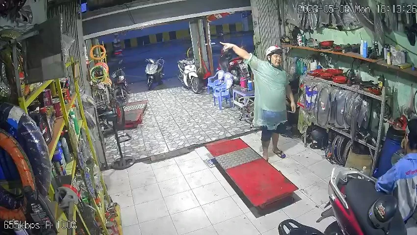 Người đàn ông đến tiệm, nói muốn sửa xe và nhờ một nhân viên tên anh Đ đi theo lấy xe. Ảnh cắt từ clip