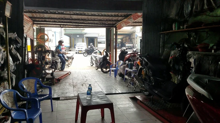 Tiệm sửa xe nơi anh Đ làm việc tại xã Tân Kiên, huyện Bình Chánh. Ảnh: HT