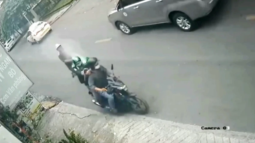 Đồng bọn đã dùng bình xịt hơi cay tấn công người công an. Ảnh cắt từ clip Đồng bọn đã dùng bình xịt hơi cay tấn công người công an. Ảnh cắt từ clip